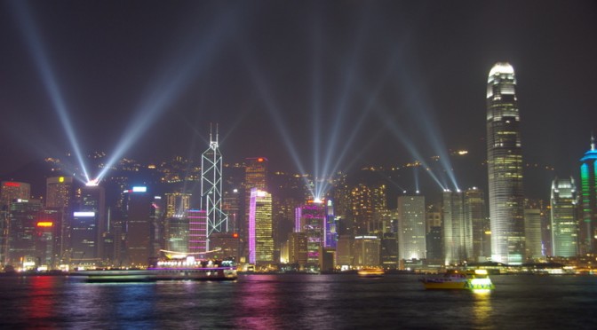 Sinfonie de lumini deasupra liniei orizontului in Hong Kong